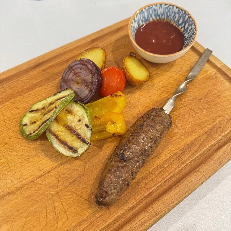 Д Люля-кебаб из говядины с овощами